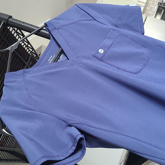 Cherokee Infinity Scrub Top - Picture 2 of 7